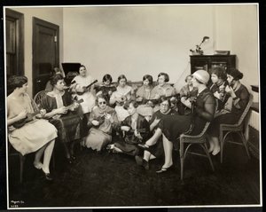 Gruppe af unge blinde kvinder, der spiller ukelele i New York Association for the Blind, 111 East 59th Street, New York, 1926 (sølv gelatinetryk)